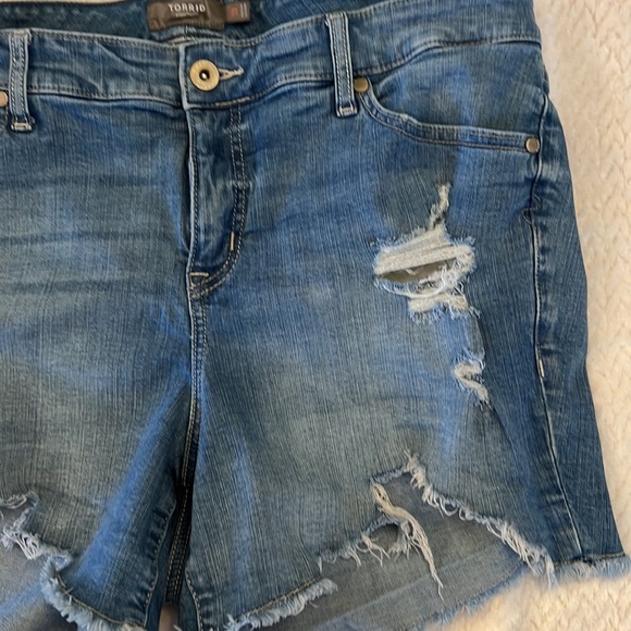 Torrid Womens High Rise Classic Denim Distressed Shorts Size 20 - Picture 3 of 9
